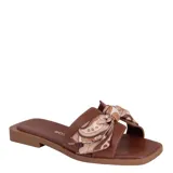 Sandalias planas Bottero de cuero marrón café, con puntera cuadrada y tira ancha decorada con un moño estampado estilo pañuelo en tonos beige y marrón.