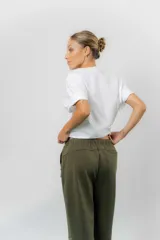 Pantalón jogger de calce relajado color bordó intenso, con cintura elastizada y lazo regulable. Cuenta con bolsillos laterales con cierre invisible y silueta recta levemente afinada.