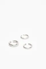 Set de tres aros tipo earcuff plateados con textura irregular.