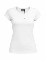 Remera Diesel de manga corta con cuello redondo y calce entallado. Presenta un diseño minimalista en color blanco con el logo metálico de la marca en el centro del pecho.