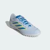 Championes de fútbol Adidas Predator Club para pasto sintético, color celeste con detalles en azul y amarillo. Presentan un diseño aerodinámico con tecnología PowerSpine para mayor estabilidad y NanoStrike para precisión en el movimiento.