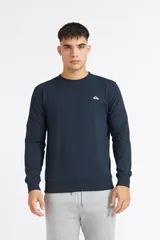 Buzo polar Quiksilver modelo Basic Crew para hombre, en color azul marino, de manga larga con cuello redondo y puños y cintura elásticos ribeteados, con pequeño logo bordado en el pecho.