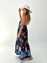 Vestido largo de algodón italiano con estampado floral, escote en V, espalda descubierta con elástico y tiras para atar al cuello.