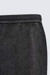 Pantalón relaxed fit tejido en hilatura de algodón con estructura, color verde militar. Presenta cintura elástica ajustable con cordón en contraste, bolsillos de vivo frontales y detalle de bolsillo trasero.