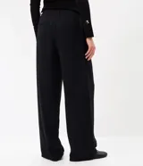 Pantalón wide leg de sastrería color negro, confeccionado en viscosa y poliéster, con cintura estructurada y caída fluida.