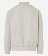 Campera bomber color beige, con cuello alto, cierre frontal con cremallera, bolsillos laterales y puños y cintura elastizados.