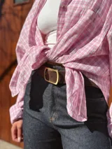 Camisa oversize de manga larga con estampado de cuadros escoceses en tono rosa y blanco, de corte holgado y cuello camisero.
