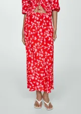 Falda midi de viscosa color rojo con estampado floral rosa, corte recto y cintura elástica.