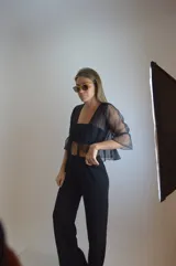 Blusa negra de microtul con mangas cortas acampanadas.