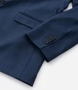 Saco de traje masculino de corte slim, confeccionado en poliviscosa con textura acanalada leve. Presenta cuello con solapa, cierre frontal con botones, mangas largas y bolsillos laterales. Incorpora tecnología performance para mayor respirabilidad y secado rápido.