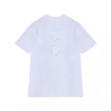 Remera negra de manga corta con cuello redondo, parte de una colaboración entre Under Armour y Tini. Presenta un estampado grande en el centro con la palabra "FUTTTURA" en tipografía plateada brillante y una imagen de Tini Stoessel en un ambiente oscuro y estrellado.