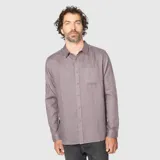 Camisa de manga larga confeccionada en 100% lino, con cuello clásico, cierre frontal con botones y un bolsillo aplicado en el pecho.