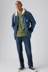 Jean de corte regular taper, con tiro medio y diseño clásico de cinco bolsillos. Confeccionado en denim con tecnología stretch para mayor comodidad.