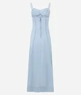 Vestido largo de jean celeste con escote corazón, breteles finos y recortes estructurados en el busto.