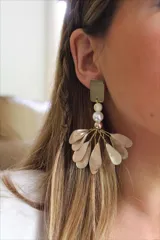 Aros colgantes con base cuadrada dorada, perlas blancas y hojas doradas.
