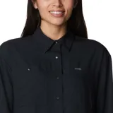 Camisa de manga larga Columbia modelo Silver Ridge Utility, color negro, con bolsillos en el pecho y cierre frontal con botones.