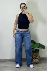 Pantalón de jean azul de corte recto y tiro bajo.
