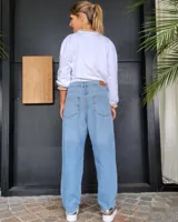 Pantalón de jean de corte recto y tiro medio, en color gris oscuro con efecto lavado. Presenta cierre frontal con botón y bolsillos laterales y traseros.