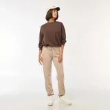 Pantalón de jogging color beige con cintura elástica y cordón ajustable.