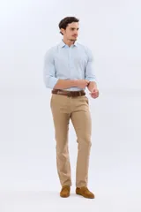 Pantalon de lino color tostado de corte recto, con bolsillos traseros ojalados con botones y presillas para cinto.