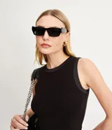 Top sin mangas color rosa claro, de corte ajustado, con cuello redondo y ribete de satén en el cuello y las sisas.