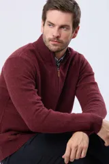 Buzo tejido de lana con cuello alto y medio cierre metálico frontal. Presenta puños y ruedo acanalados, con logo bordado en el pecho.