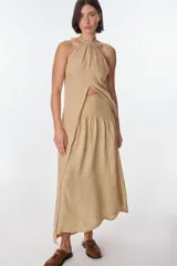 Top largo marrón con breteles finos ajustables y tajo frontal. Confeccionado en lino italiano.