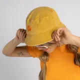 Gorro tipo bucket color azul con bordado blanco en el frente.