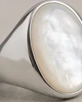 Anillo de plata 925 con piedra ovalada de nácar incrustada.
