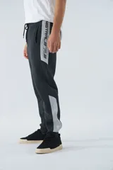 Pantalón de felpa negro con logo estampado y en goma, cintura ajustable y puños.