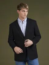 Blazer negro de corte clásico con dos botones frontales, solapa de muesca y bolsillos laterales.