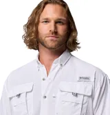Camisa de manga corta Columbia modelo Bahama II, diseñada para actividades al aire libre. Presenta cuello con botones, cierre frontal abotonado, cuatro bolsillos frontales con solapa y ventilación trasera forrada en malla para mayor transpirabilidad.