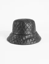 Gorro tipo bucket negro con diseño matelaseado.