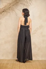 Collar plateado con múltiples cadenas que cubren el torso desde el cuello hasta la cintura, simulando un corsé.