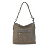Cartera color gris topo, con bolsillo frontal con tapa y cierre. Incluye división interna, bolsillos internos y bolsillo trasero con cierre. Tiene correa larga regulable y asa de mano.