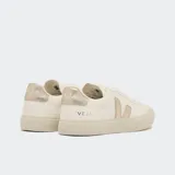 Championes Veja modelo Campo, color blanco con logo lateral dorado. Fabricados en cuero sin cromo y suela de goma reciclada.