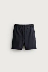 Bermuda regular fit de tejido elástico, color negro, con cintura elástica ajustable mediante cordón y bajo con vuelta.