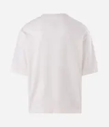 Remera boxy de algodón color blanco crudo, con cuello redondo, mangas cortas y estampa frontal en tipografía gótica con efecto de alambre de púa.