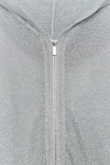 Sudadera de punto con hilo metalizado color gris, con capucha, manga larga y cierre frontal con cremallera.