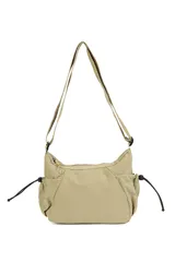 Bandolera de diseño funcional en color beige, confeccionada en poliéster. Presenta un compartimento principal con cierre, correa ajustable para el hombro y bolsillos laterales con cordón elástico regulable.