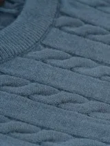 Sweater de punto con diseño de trenzas verticales, cuello redondo y puños y cintura acanalados.