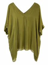 Blusa color verde pistacho, de diseño holgado, cuello en V y mangas cortas amplias.