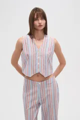 Chaleco cropped a rayas verticales celestes, naranjas y azules, con escote en V y cierre frontal con botones.