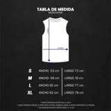 Musculosa color beige de algodón elastizado con estampado frontal de un ángel musculoso levantando pesas y el texto "World Gym Uruguay".