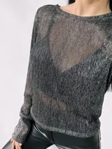 Remera de lurex plateada con cuello redondo y mangas largas.