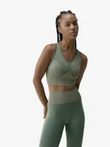 Top deportivo seamless de sujeción media-alta, con diseño bicolor en tonos verde. Presenta escote en pico, espalda deportiva y tejido con tecnología 3D para mayor comodidad y libertad de movimiento. Incluye copas extraíbles.