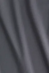 Body de microfibra color gris oscuro, con escote redondo y mangas cortas. Presenta un corte alto en la parte inferior con cierre de broches a presión ocultos en la entrepierna.