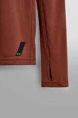 Camiseta deportiva color durazno de manga larga con orificios para los pulgares.