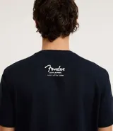 Remera negra de algodón con cuello redondo y mangas cortas. Estampado frontal con siluetas de clavijeros de guitarras Fender y logo de la marca.