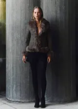 Chaqueta de efecto ante con cuello, solapas y puños de pelo sintético. Presenta un diseño entallado de manga larga, cierre frontal con ganchos y bolsillos laterales.